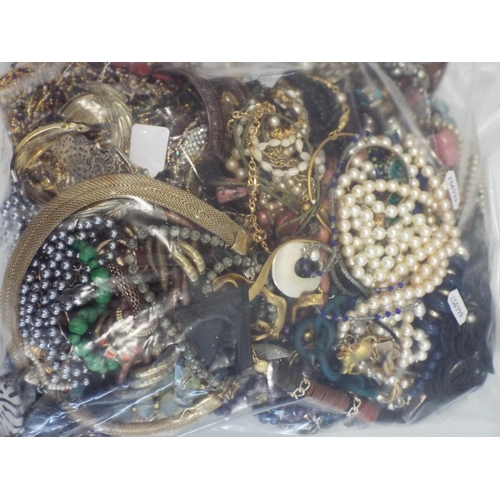 773 - 5Kg bag of mixed costume jewellery. 644957