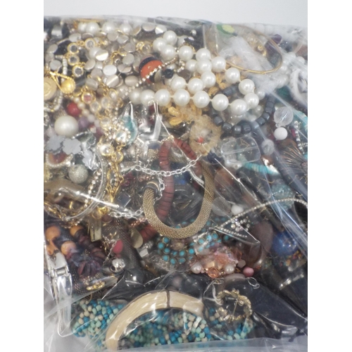 774 - 5Kg bag of mixed costume jewellery. 644957