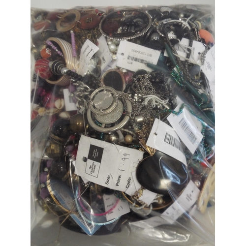 775 - 5Kg bag of mixed costume jewellery. 644980