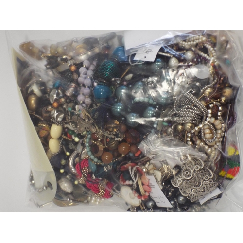 777 - 5Kg bag of mixed costume jewellery. 644980