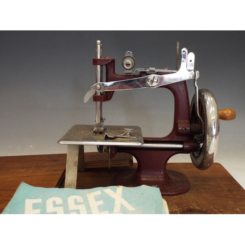 798 - Vintage Essex miniature sewing machine.