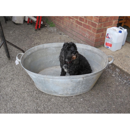 973 - Vintage Galvanised metal Bath with handles. In good order, (Dog not included)  H:13 S W:37 X D:26 in... 