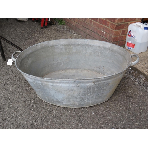 973 - Vintage Galvanised metal Bath with handles. In good order, (Dog not included)  H:13 S W:37 X D:26 in... 