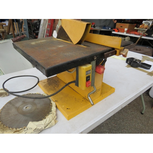 977 - Sanko Table Saw, 240V with spare blades, believed to be in working order. See photos