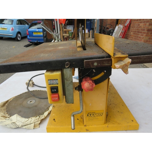 977 - Sanko Table Saw, 240V with spare blades, believed to be in working order. See photos