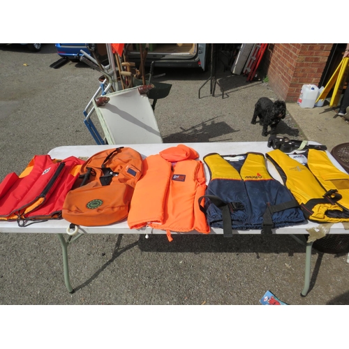 979 - Selection of lifejackets/Buoyancy aids, mostly in unused condition, size M see photos.