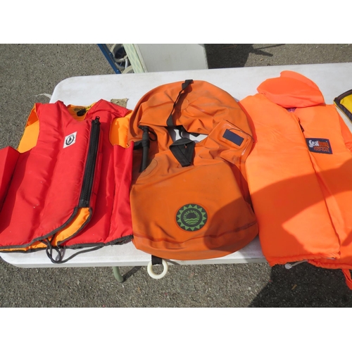 979 - Selection of lifejackets/Buoyancy aids, mostly in unused condition, size M see photos.