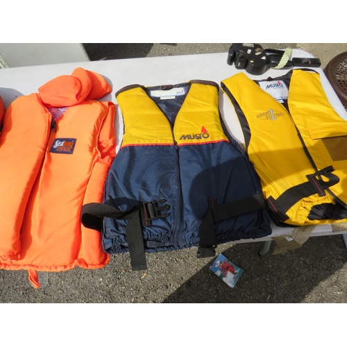 979 - Selection of lifejackets/Buoyancy aids, mostly in unused condition, size M see photos.