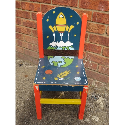 981 - Takedown plastic high chair with tubular steel legs together with a brightly painted childs chair in... 