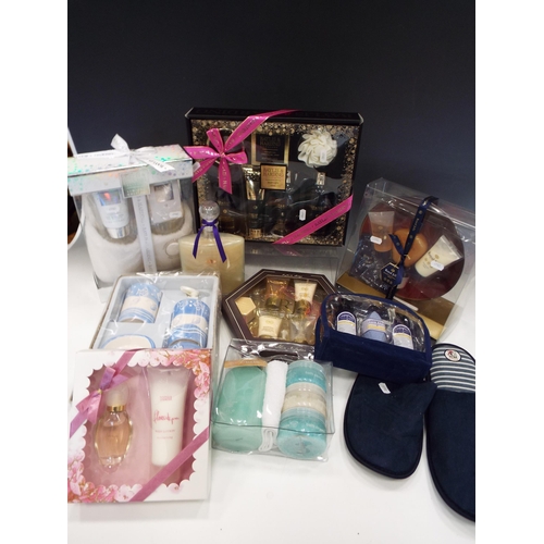 878 - Selection of as new bath gift sets, including Baylis & Harding and Royal Jelly.