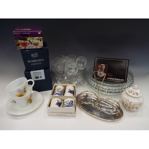 881 - Mixed lot to include crystal glass and ceramics.