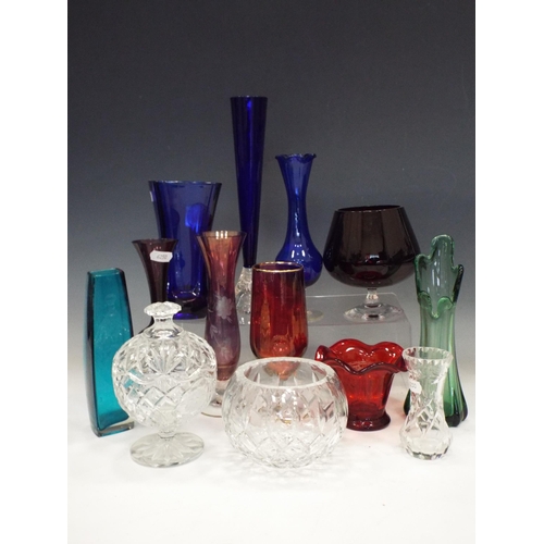 888 - Good selction of coloured and cyrstal glass vases etc.