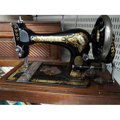 917 - Vintage singer sewing machine.