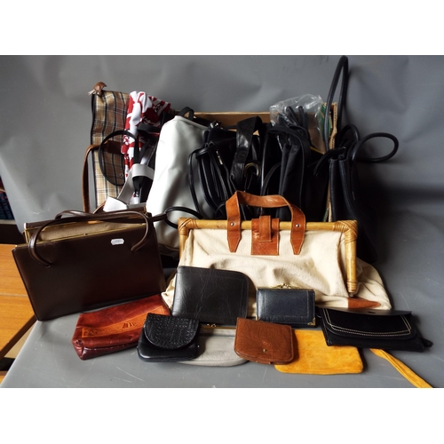 925 - Box of handbags and purses.