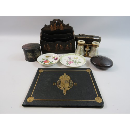 300A - Good and interesting mixed lot to include a pair of Worcester pin dishes, and oriental style letter ... 