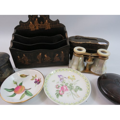 300A - Good and interesting mixed lot to include a pair of Worcester pin dishes, and oriental style letter ... 