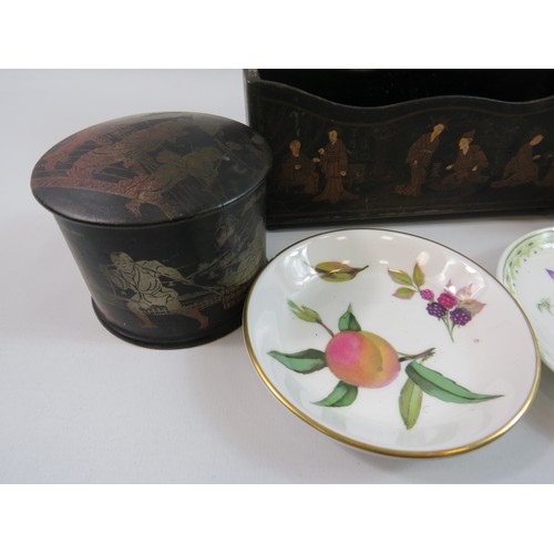 300A - Good and interesting mixed lot to include a pair of Worcester pin dishes, and oriental style letter ... 