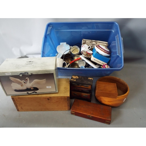 1024 - Mixed lot to include Wedgwood and Limoge ceramics, vintage wooden boxes etc.