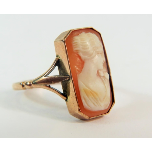 198 - 9ct Yellow gold, Long shell cameo set ring.    Finger size  'R'   3.3g