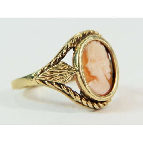 200 - 9ct yellow Gold Ring set with a shell cameo.   Finger size 'M-5 '  2.8g