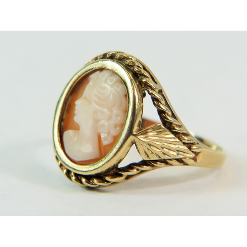 200 - 9ct yellow Gold Ring set with a shell cameo.   Finger size 'M-5 '  2.8g