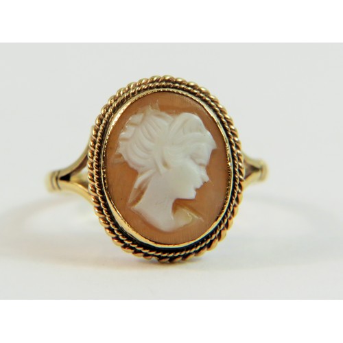 135 - 9ct Yellow Gold shell Cameo ring . Finger size 'M-5'   2.5g