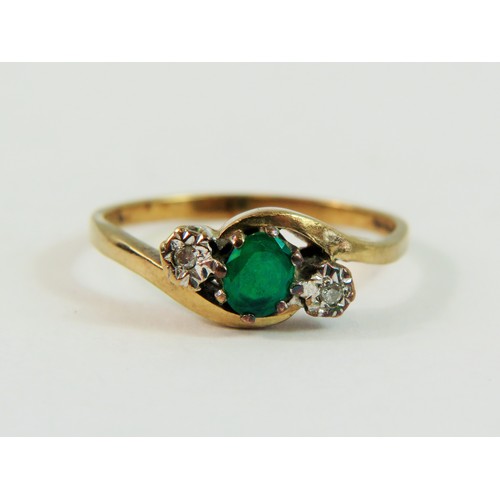 139 - 9ct Yellow Gold ring set with a central Emerald, flanked by two Illusion set Diamonds.    Finger siz... 