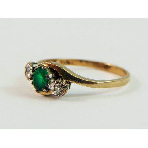 139 - 9ct Yellow Gold ring set with a central Emerald, flanked by two Illusion set Diamonds.    Finger siz... 