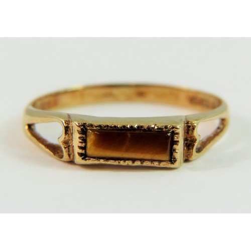 141 - 9ct Yellow Gold Onyx set ring.  Finger size 'N'    1.4g