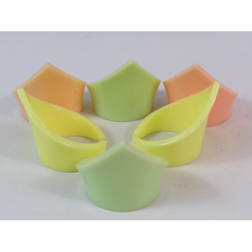 409 - Set of 6 Art deco pastel coloured Bakelite plastic napkin rings.