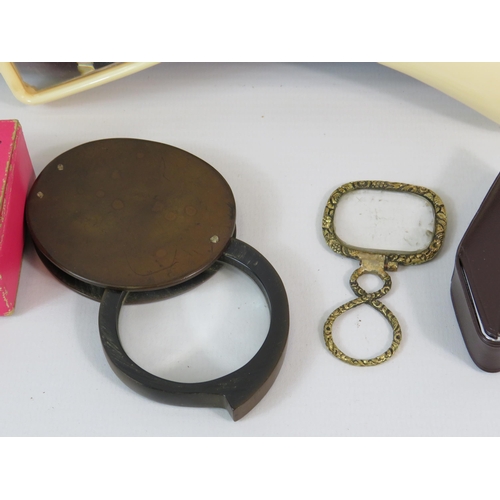 432 - Various vintage magnifying glasses including one which is bakelite.