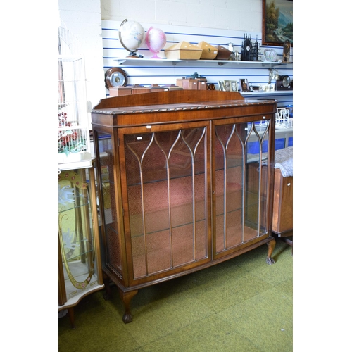 817 - Lovely Early 20th Century Mahogany Display cabinet. Glazed doors and side panels. Raised on short ca... 