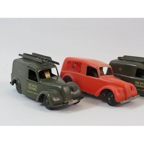 546 - 4 Tri-ang Minic wind up Morris vans with 1 key.