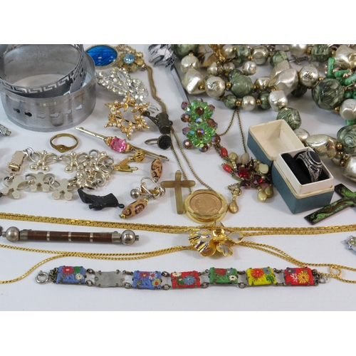 567 - Vintage costume jewellery lot, including necklaces, brooches, rings etc.