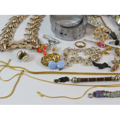 567 - Vintage costume jewellery lot, including necklaces, brooches, rings etc.