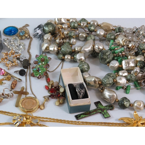 567 - Vintage costume jewellery lot, including necklaces, brooches, rings etc.