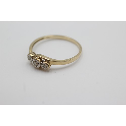 254 - 9ct gold diamond star etched setting trilogy ring (1.3g)    754497