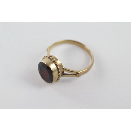 275 - 9ct gold vintage garnet cocktail ring (2.9g)    755977  Finger size 'L'