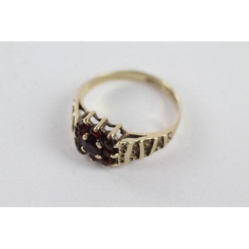 297 - 9ct gold vintage garnet cluster textured shoulders ring (3g)    755235