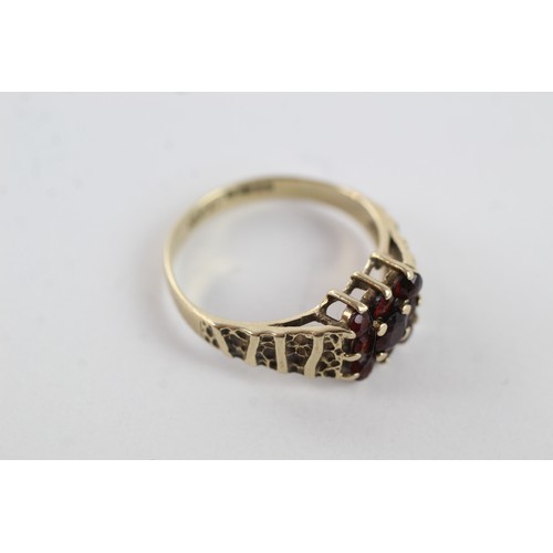 297 - 9ct gold vintage garnet cluster textured shoulders ring (3g)    755235