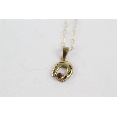 301 - 8ct gold ruby set lucky horseshoe pendant necklace (0.9g)    754989