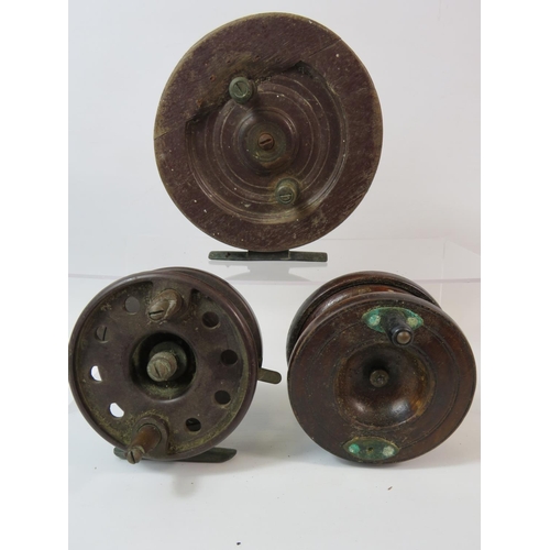 1077 - Two Vintage wooden fly reels plus a vintage Bakelite reel which has the makers initials of PDQ. See ... 