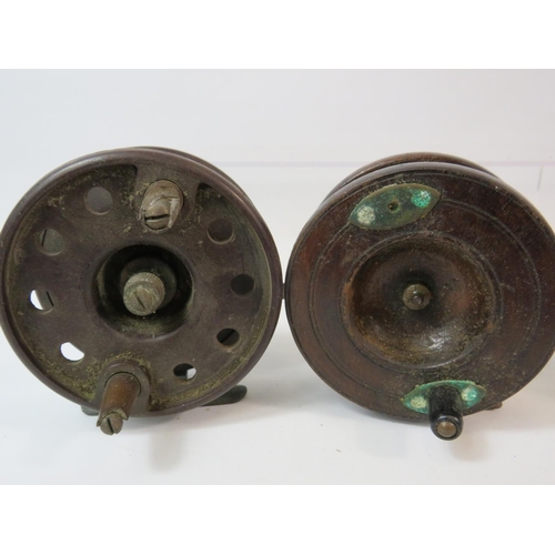 1077 - Two Vintage wooden fly reels plus a vintage Bakelite reel which has the makers initials of PDQ. See ... 