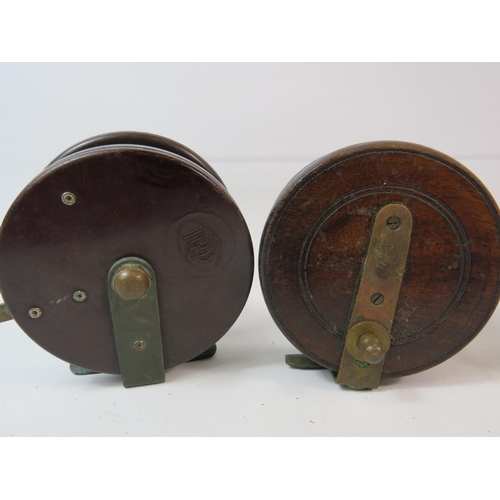 1077 - Two Vintage wooden fly reels plus a vintage Bakelite reel which has the makers initials of PDQ. See ... 