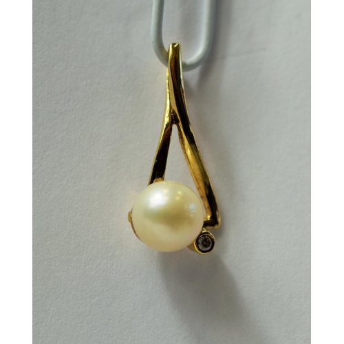 219 - 9ct Yellow Gold pendant set with a large 8mm Jersey Pearl accompanied by a small clear gemstone. Wit... 