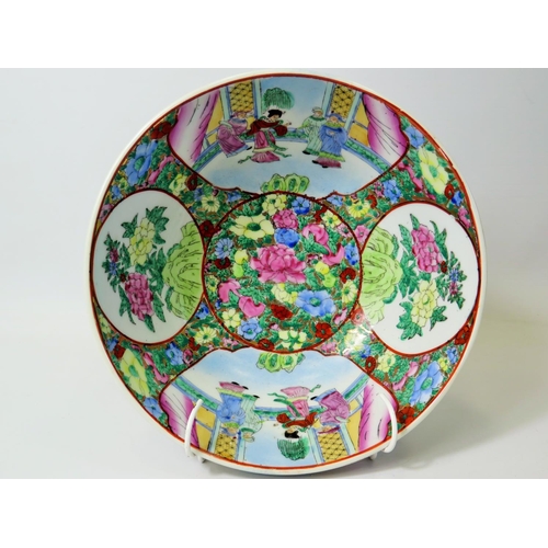 92 - Pretty early 20th Century Oriental footed bowl measuring 10 inches in diameter. Carries a nine chara... 