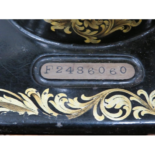 792 - Singer Sewing machine. Possibly model 28, with original wooden carry case and key. See photos