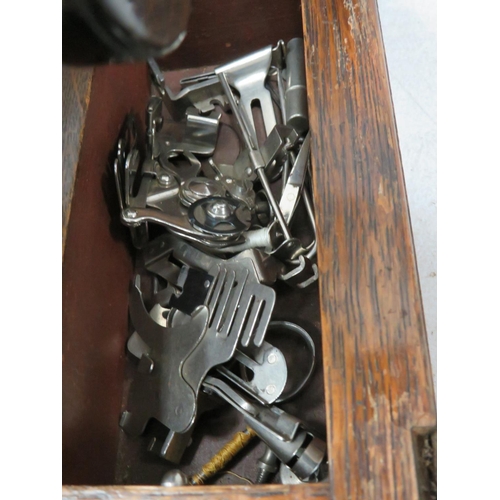 792 - Singer Sewing machine. Possibly model 28, with original wooden carry case and key. See photos