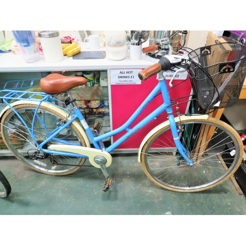 796 - Excellent Ladies Cycle by Pendleton. The 'Summerby'.  Rear rack, Enclosed chain guard. Gel seat, thi... 