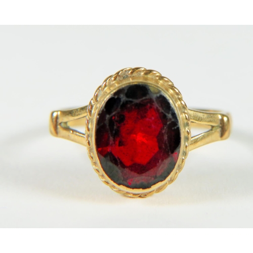 216A - 9ct gold vintage garnet cocktail ring (2.9g)    755977  Finger size 'L'